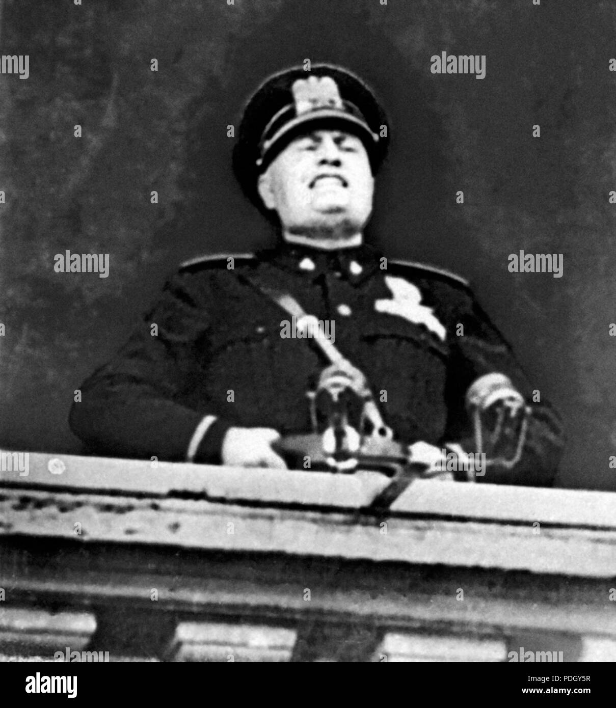 231 Mussolini dichiarazione di guerra 1940 (Ritoccate) Foto Stock