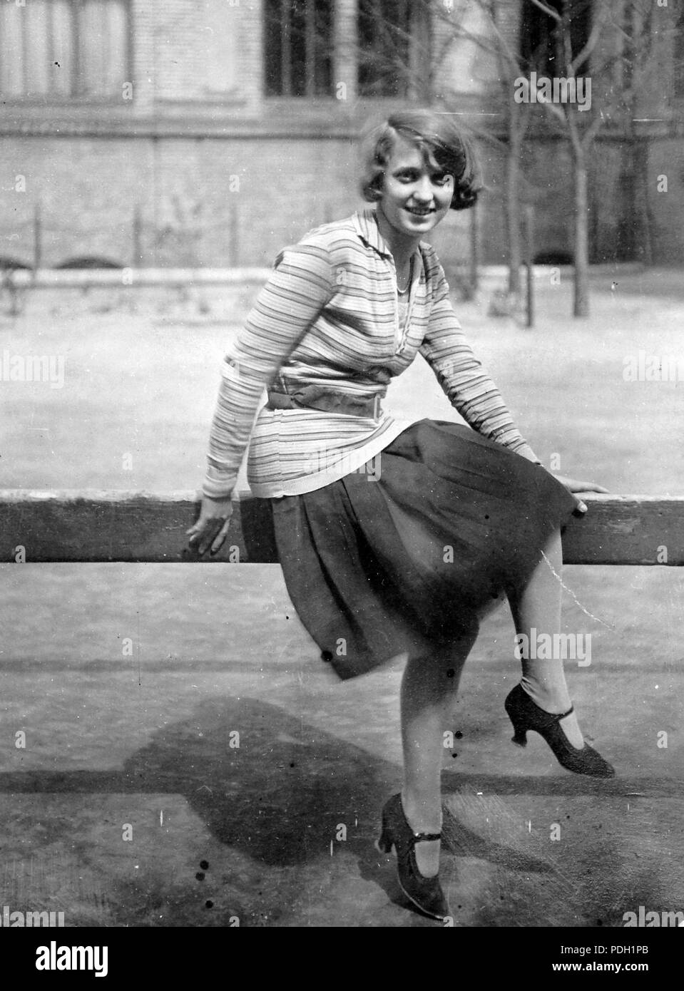 244 Női portré, Iparművészeti Múzeum udvara. Fortepan 6351 Foto Stock