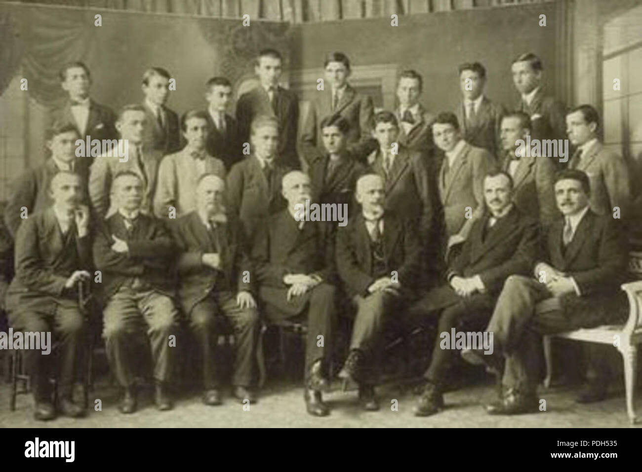 274 alunni della prima scuola di Sofia con i loro insegnanti 1920 Foto Stock