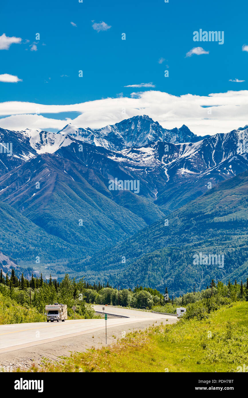 RVs sul Glenn autostrada tra ancoraggio e Glennallen in Alaska Foto Stock