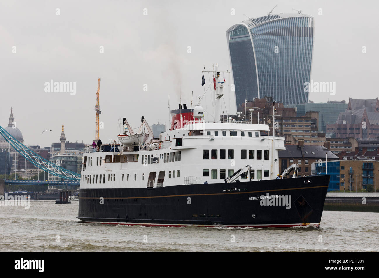 Londra, Regno Unito. Il 9 agosto, 2018. Scottish nave da crociera, la principessa delle Ebridi lasciando Londra passato th grattacielo Walkie-Talkie sul Fiume Tamigi questo pomeriggio a seguito di una visita di Londra come parte del suo trentesimo anniversario stagione celebrazioni. La Principessa delle Ebridi è il lusso più piccola nave da crociera a galla, rendendola capace di accesso alle isole più lontane, lochs e alloggiamenti che sono irraggiungibili dalle più grandi shipssails principalmente dalla sua casa porto di Oban in Scozia e lei ospita un massimo di 50 ospiti. Credito: Spedizioni pics/Alamy Live News Foto Stock