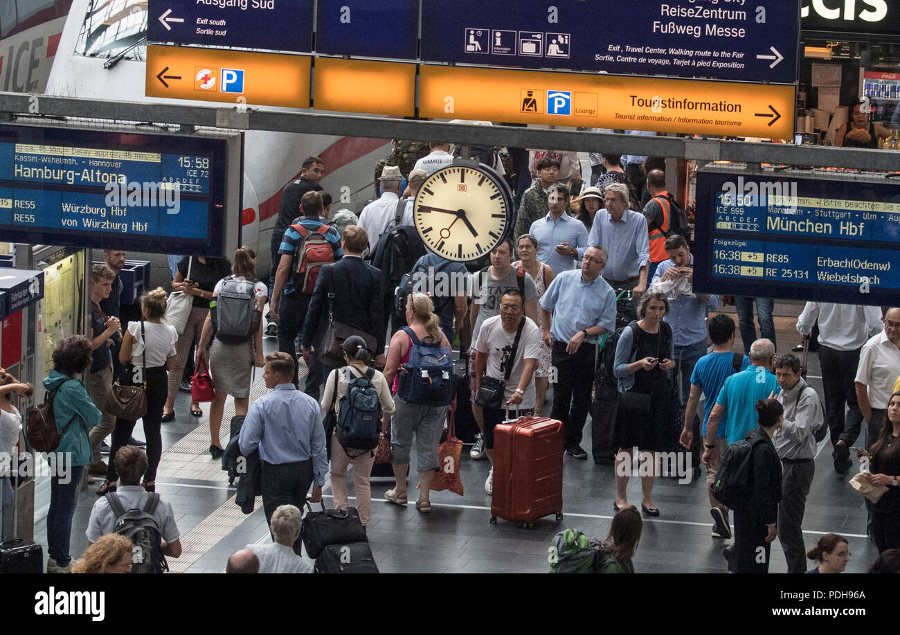 09 agosto 2018, Germania, Frankfurt/Main: La stazione principale è sovraffollato dopo che il treno è il traffico nei dintorni di Francoforte ha quasi completamente spento a causa di una tempesta. Foto: Boris Roessler/dpa Foto Stock