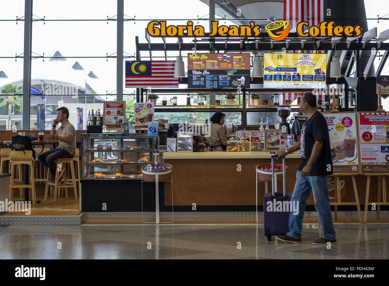 Sepang, Kuala Lumpur, Malesia. Il 9 agosto, 2018. Gloria Jeans cafe caffè visto in aeroporto.L'Aeroporto Internazionale di Kuala Lumpur noto anche come KLIA è il principale malese aeroporto internazionale ed è il ventitreesimo e il più grande aeroporto più trafficato del mondo dalla totale traffico viaggiatori. KLIA fu inaugurato il 27 giugno 1998 dal decimo Yang Di Pertuan Agong, Tuanku Ja'lontano di Negeri Sembilan. Credito: Faris Hadziq SOPA/images/ZUMA filo/Alamy Live News Foto Stock