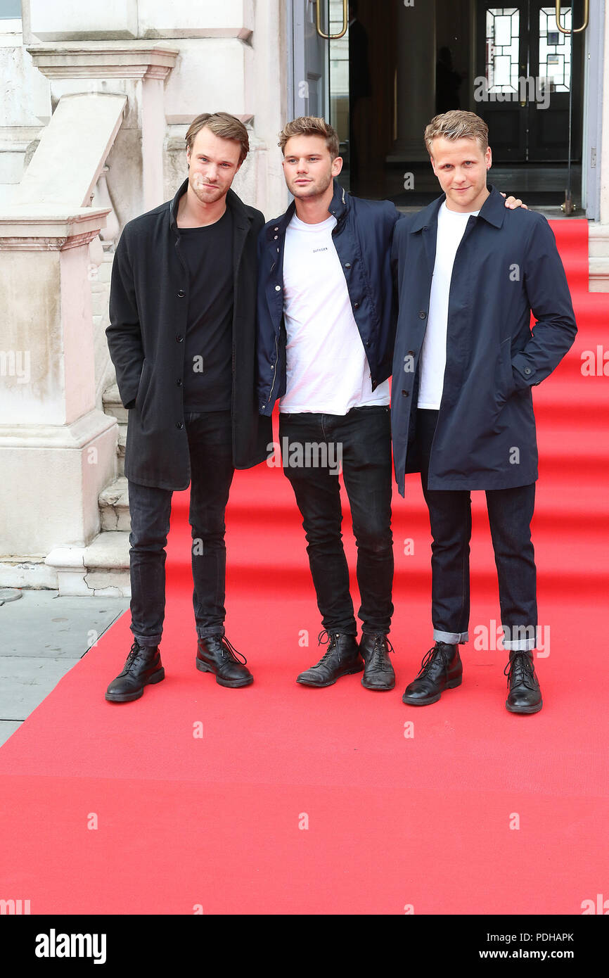 Londra, UK, 09 agosto 2018, Hugh Skinner, Jeremy Irvine, Josh Dylan, la moglie - UK Premiere, Film4 Estate schermo apertura notturna, Somerset House River Terrace, Londra, Regno Unito, 09 agosto 2018, Foto di Richard Goldschmidt Credito: ricca di oro/Alamy Live News Foto Stock