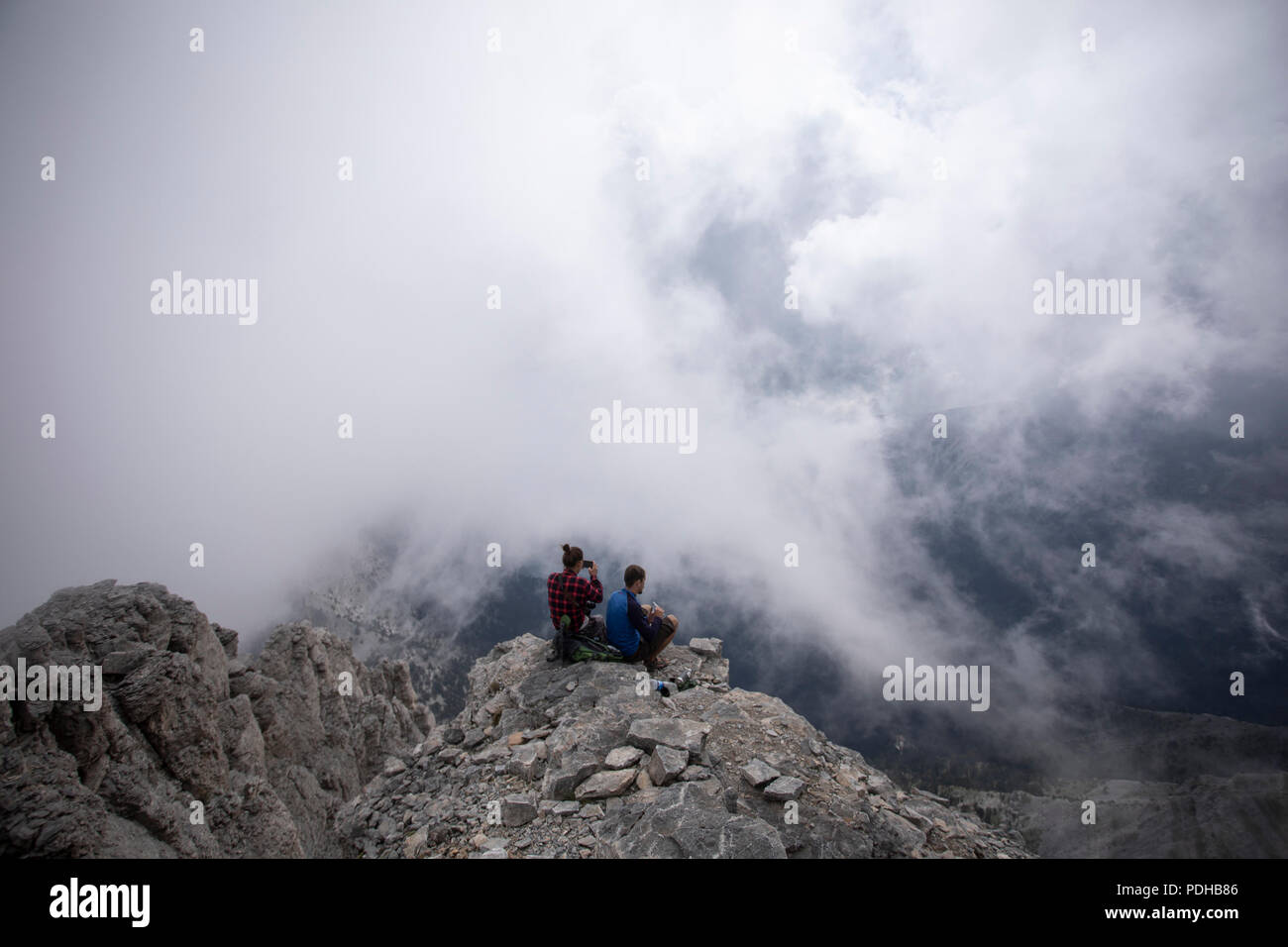 Katerini, Grecia. Il 9 agosto, 2018. Foto scattata in Agosto 8, 2018 mostra gli alpinisti godendo la vista dal 'Mytikas', la più alta vetta del Monte Olimpo, nel nord della Grecia. Il Monte Olimpo è la montagna più alta in Grecia con il più alto picco di 2,917 metri. Olympus è notevole nella mitologia greca come la casa della divinità greche. Credito: Dimitris Tosidis/Xinhua/Alamy Live News Foto Stock