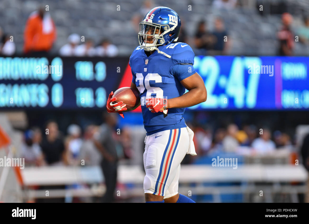 East Rutherford, Stati Uniti d'America. 9 agosto 2018: Saquon Barkley (26) di New York Giants si riscalda prima di iniziare una pre-stagione partita contro i Cleveland Browns a MetLife Stadium di East Rutherford, New Jersey. Gregorio Vasil/Cal Sport Media Foto Stock