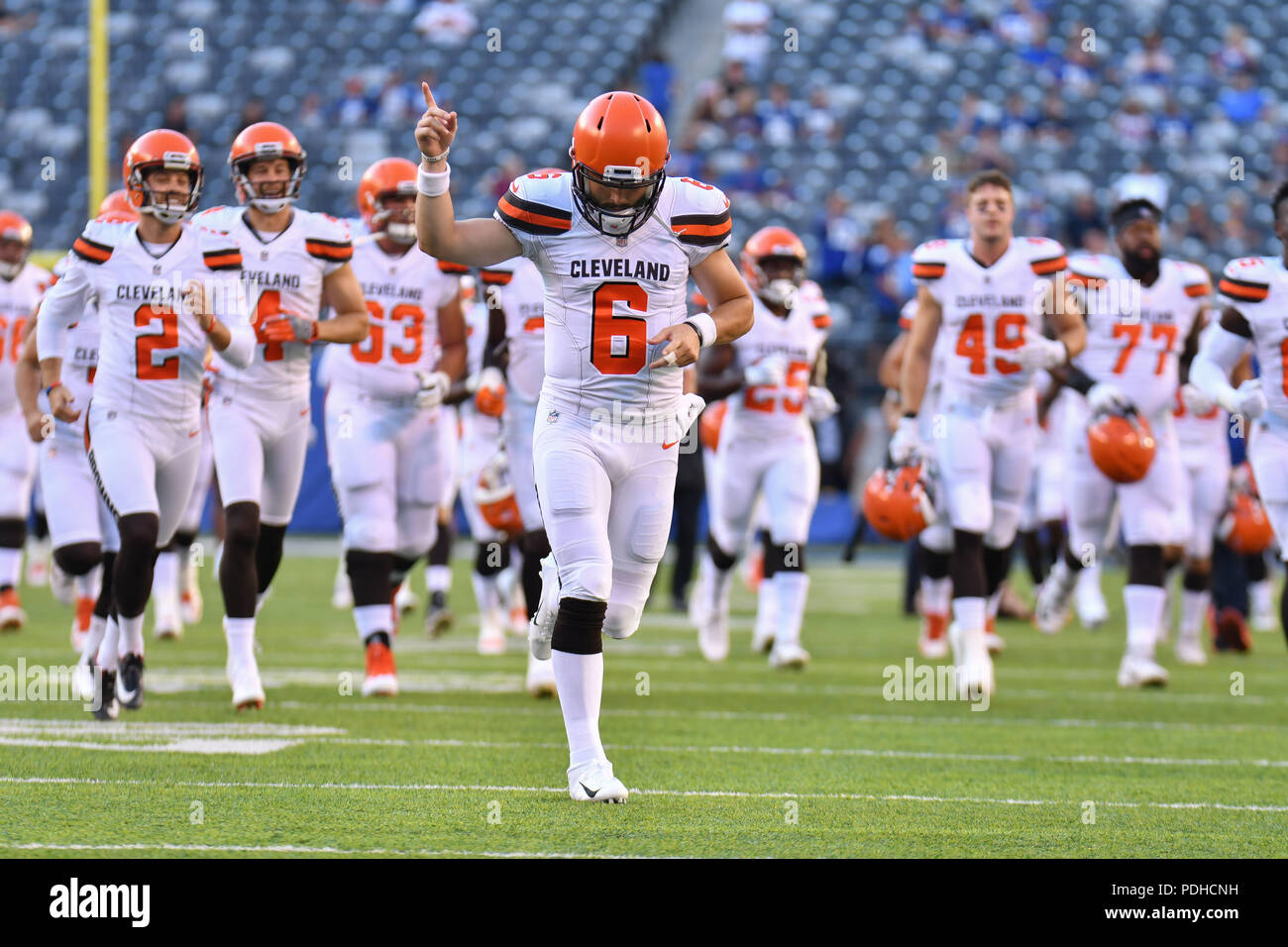 East Rutherford, Stati Uniti d'America. 9 agosto 2018: Baker Mayfield (6) e i Cleveland Browns lasciare il campo prima di iniziare una pre-stagione partita contro New York Giants a MetLife Stadium di East Rutherford, New Jersey. Gregorio Vasil/Cal Sport Media Foto Stock