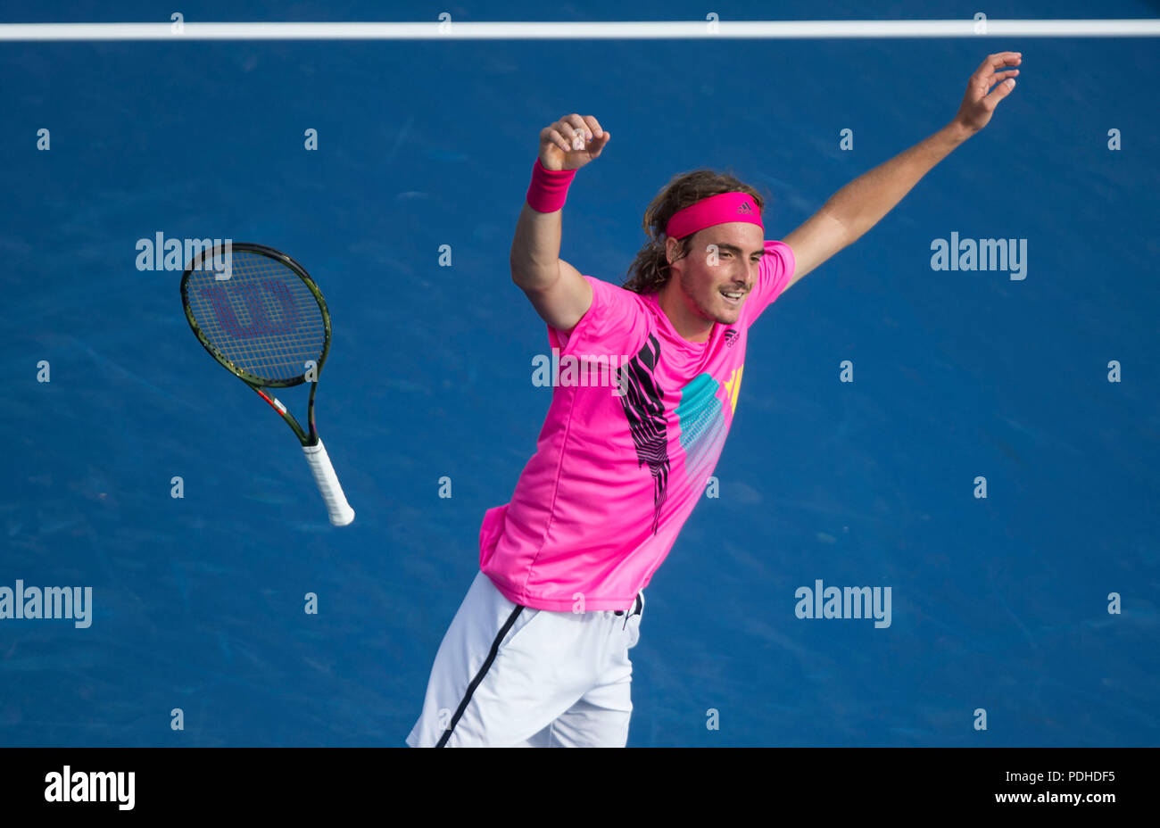 Toronto, Canada. Il 9 agosto, 2018. Stefanos Tsitsipas della Grecia celebra la vittoria di Novak Djokovic di Serbia durante gli Uomini Singoli Terzo turno corrisponde al 2018 Rogers Cup di Toronto, Canada, e il Agosto 9, 2018. Stefanos Tsitsipas ha vinto 2-1. Credito: Zou Zheng/Xinhua/Alamy Live News Foto Stock