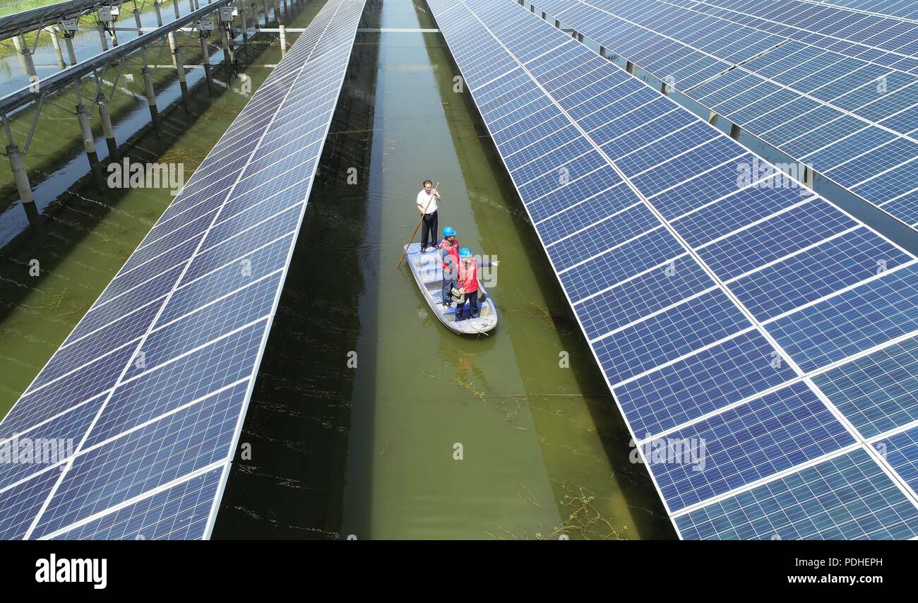 Tianchan, Tianchan, Cina. 10 Ago, 2018. Tianchang, CINA-fotovoltaica centrali possono essere visti presso lo stagno di pesce in Tianchang, est della Cina di Anhui Provincia.Il governo locale compie sforzi per combinare il pesce industria di allevamento con potenza PV industria, che migliora il reddito degli agricoltori locali. Credito: SIPA Asia/ZUMA filo/Alamy Live News Foto Stock