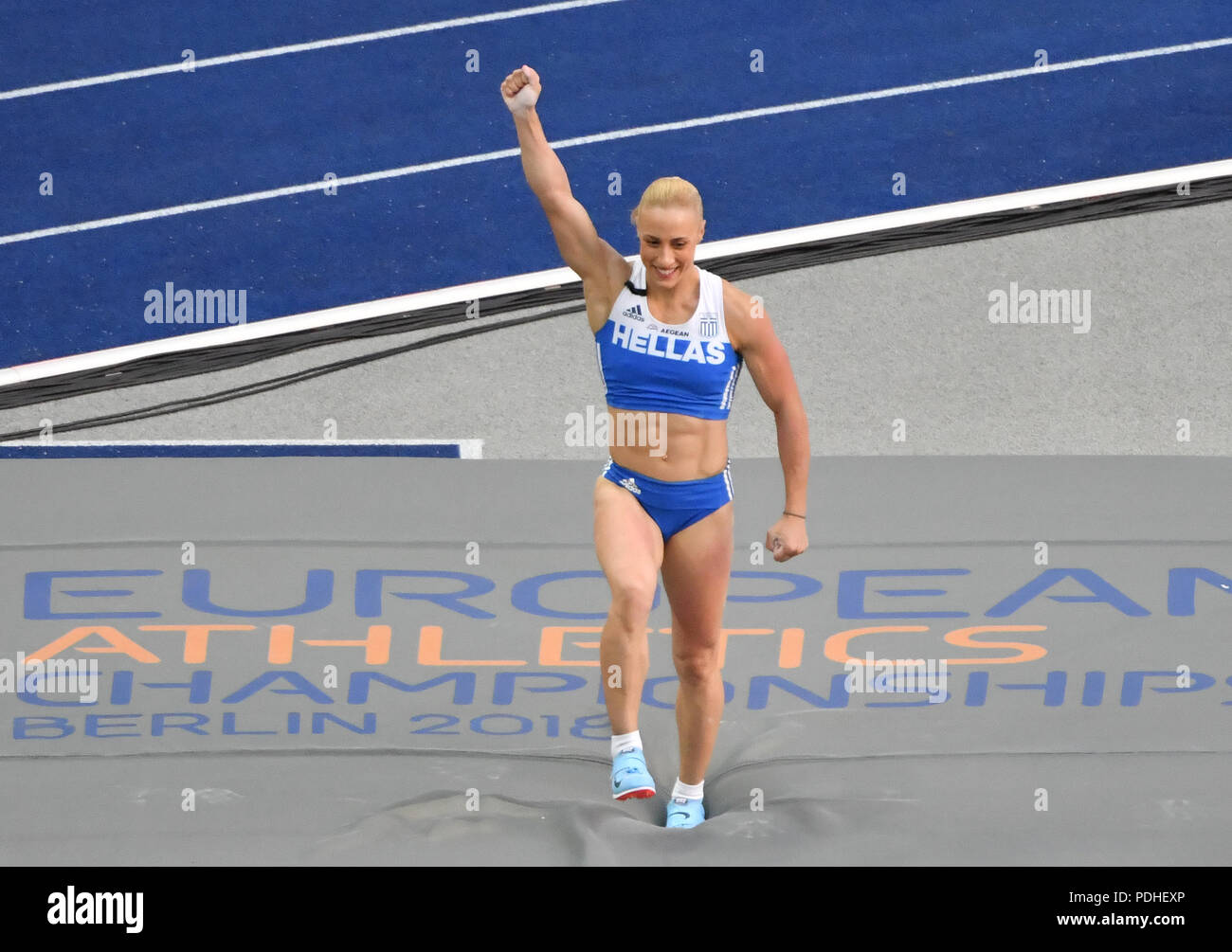 Berlino, Germania. 09Aug, 2018. 09.08.2018, Berlin: atletica, Campionati Europei allo Stadio Olimpico: pole vault, donne finale: Nikoleta Kiriakopoulou dalla Grecia in celebra. Credito: Bernd Thissen/dpa/Alamy Live News Foto Stock