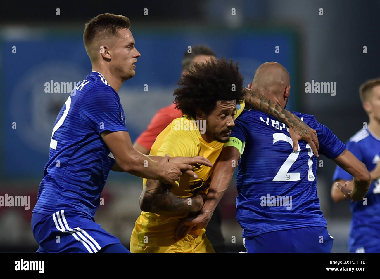 L-R Lukas Kalvach (Sigma), Isael da Silva Barbosa (Kairat) e Michal Veprek (Sigma) in azione durante una partita del terzo turno di qualificazione della UEFA Europa League tra SK Sigma Olomouc e FC Kairat, prima gamba, in Olomouc, Repubblica Ceca, il 9 agosto 2018. (CTK foto/Jaroslav Ozana) Foto Stock