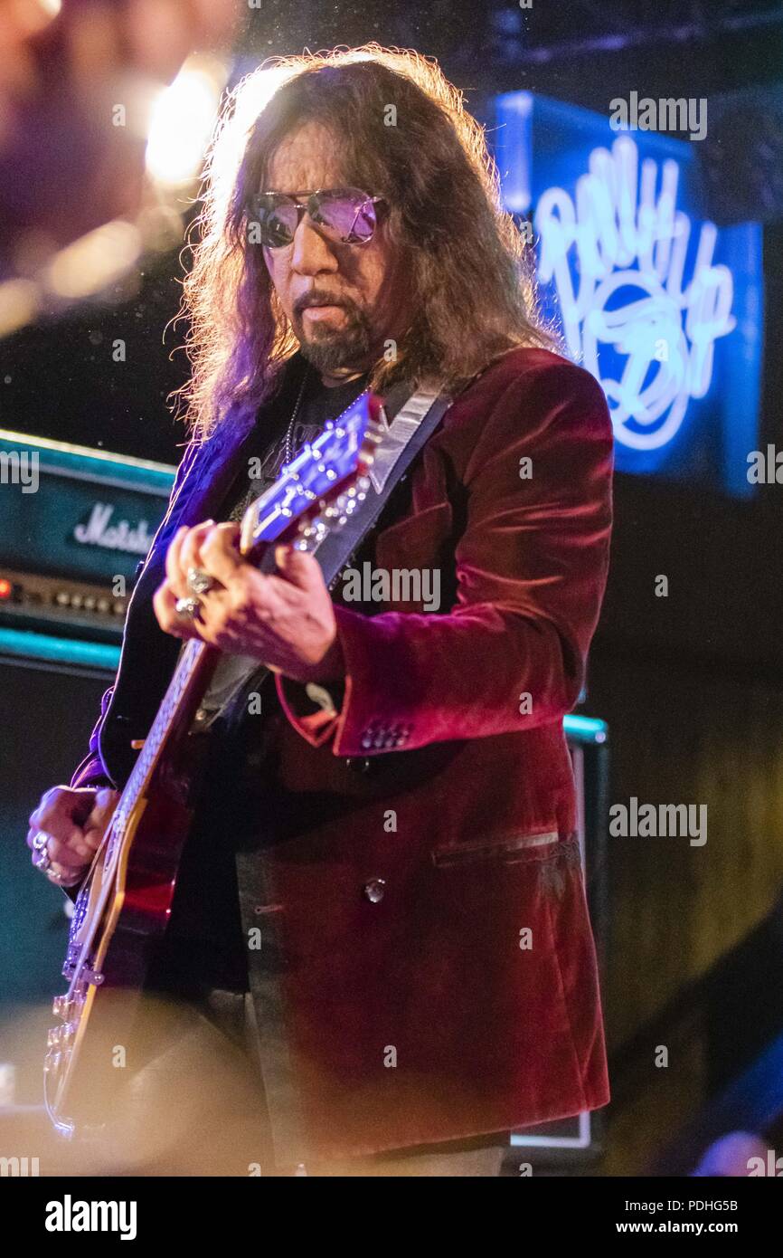 San Diego, California, Stati Uniti d'America. Il 9 agosto, 2018. ACE FREHLEY al ventre Tavern di Solana Beach, in California, il 10 agosto 2018. Nuovo singolo ''Rockin' con i Boys'' fuori ora dalla prossima Spaceman LP fuori causa 10/19/18 Credito: Marissa Carter/ZUMA filo/Alamy Live News Foto Stock