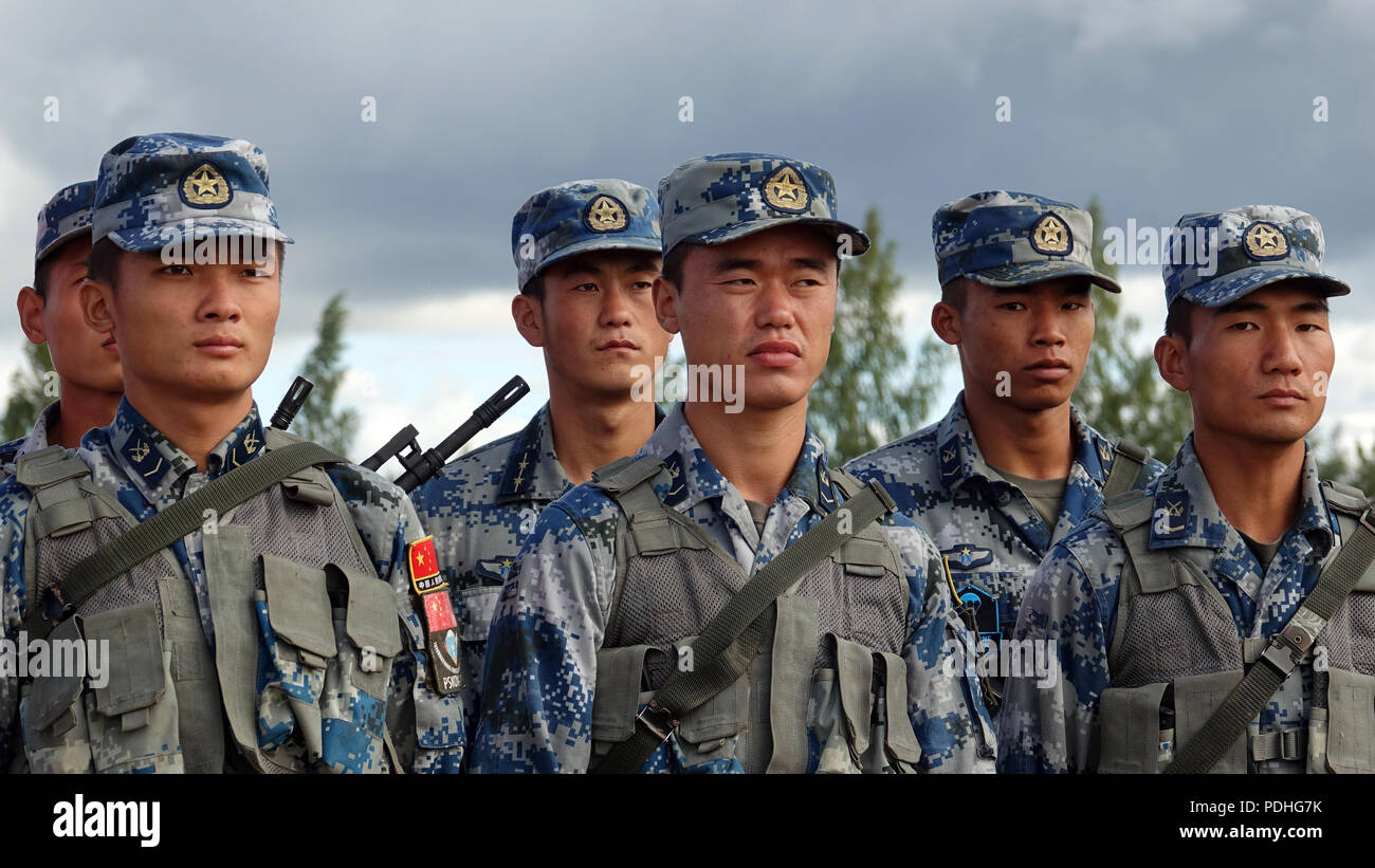 Pskow, Russia. 07 Ago, 2018. Partecipanti cinesi hanno posizionato stesse all'esercito internazionale giochi sull'area formazione del 76th russo divisione paracadutisti vicino a Pskow. Squadre da 32 nazioni sono in concorrenza gli uni contro gli altri nelle Olimpiadi di competenze militari. (Sul dpa "Aeromobili freccette e un serbatoio di biathlon: In Russia la Grande Armata concorrenza" del 10.08.2018) Credito: Friedemann Kohler/dpa/Alamy Live News Foto Stock