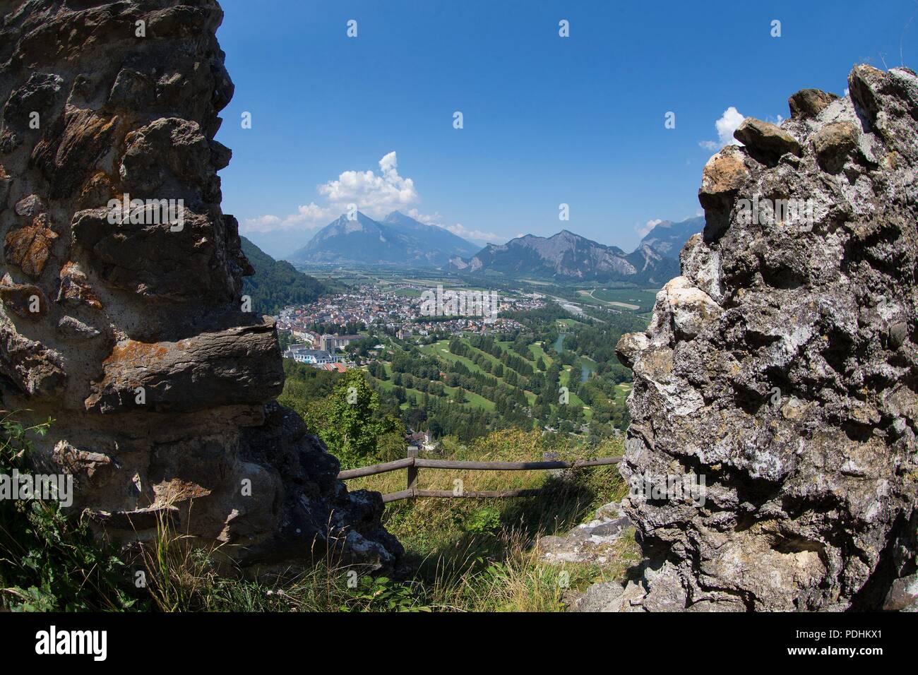 Bad Ragaz, Schweiz. 03 Ago, 2018. firo: 03.08.2018 calcio, stagione 2018/2019, 1.Bundesliga: BVB, Borussia Dortmund, formazione training camp, Bad Ragaz, Svizzera, Bad Ragaz, panoramica, panorama alpino, campi da golf e le montagne, rovina, | Utilizzo di credito in tutto il mondo: dpa/Alamy Live News Foto Stock