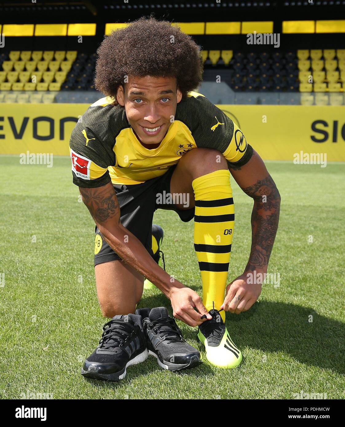 Dortmund, Deutschland. 10 Ago, 2018. firo: 10.08.2018, calcio, 1.Bundesliga, stagione 2018/2019, BVB, Borussia Dortmund, photo shoot, ritratti, Axel Witsel, BVB, stringhe sue scarpe da calcio | Utilizzo di credito in tutto il mondo: dpa/Alamy Live News Foto Stock