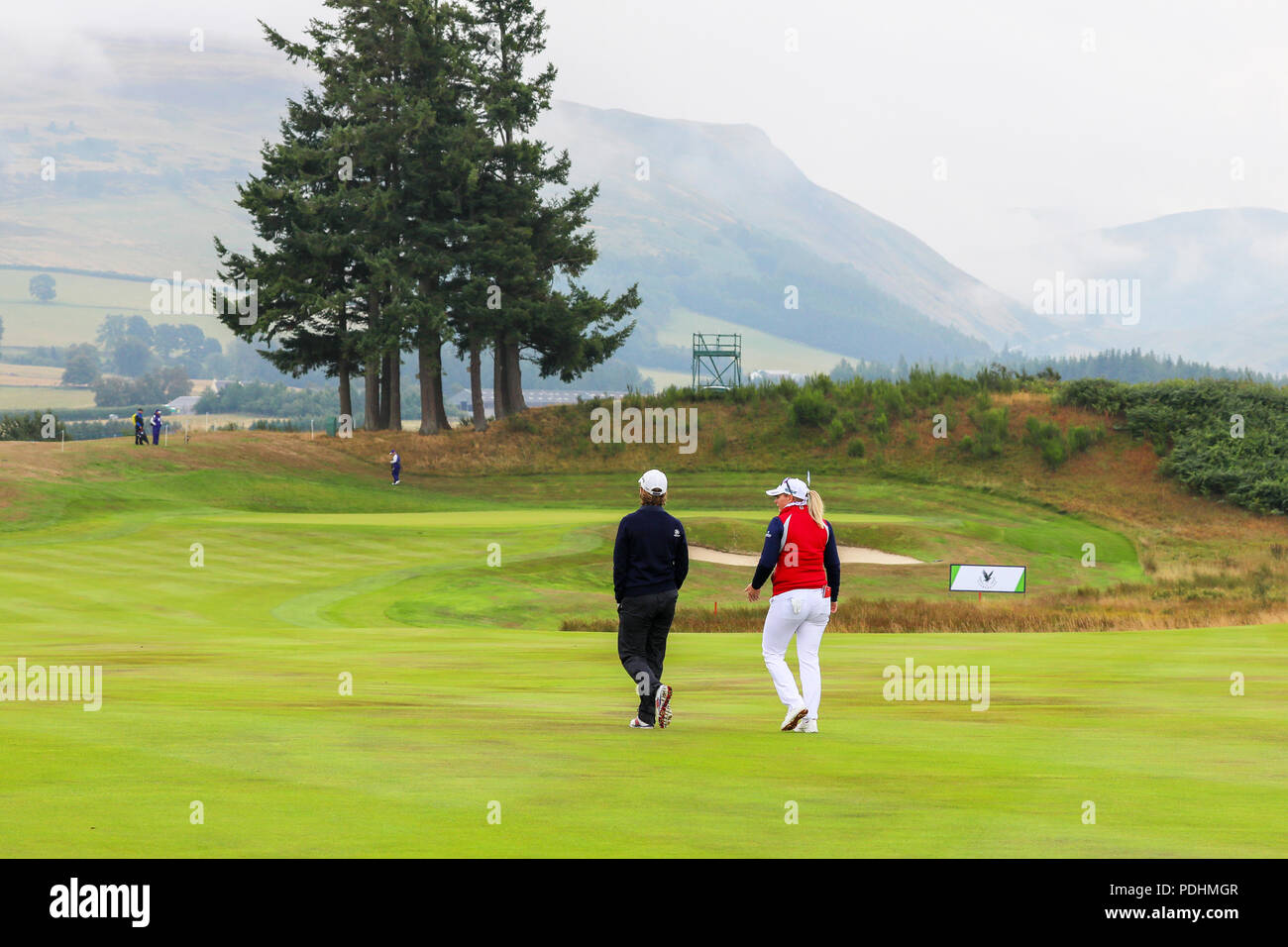 Gleneagles, Scotland, Regno Unito. 10 Agosto, 2018. Il Fourball Match Play prosegue con l'abbinamento di Catriona Matthew e Holly Clyburn che rappresentano la Gran Bretagna giocando contro Cajsa Persson e Linda Wessberg della Svezia. Matteo e Glyburn percorrendo a piedi il fairway prima verso la loro sfera. Credito: Findlay/Alamy Live News Foto Stock