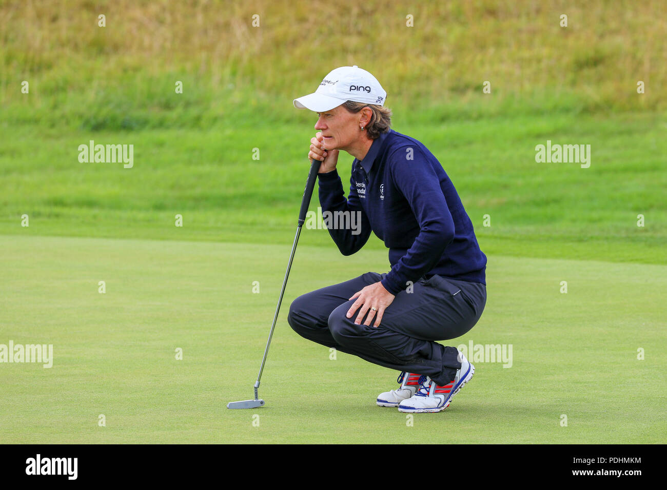 Gleneagles, Scotland, Regno Unito. 10 Agosto, 2018. Il Fourball Match Play prosegue con l'abbinamento di Catriona Matthew e Holly Clyburn che rappresentano la Gran Bretagna giocando contro Cajsa Persson e Linda Wessberg della Svezia. Matteo allineando un putt sul terzo credito verde: Findlay/Alamy Live News Foto Stock