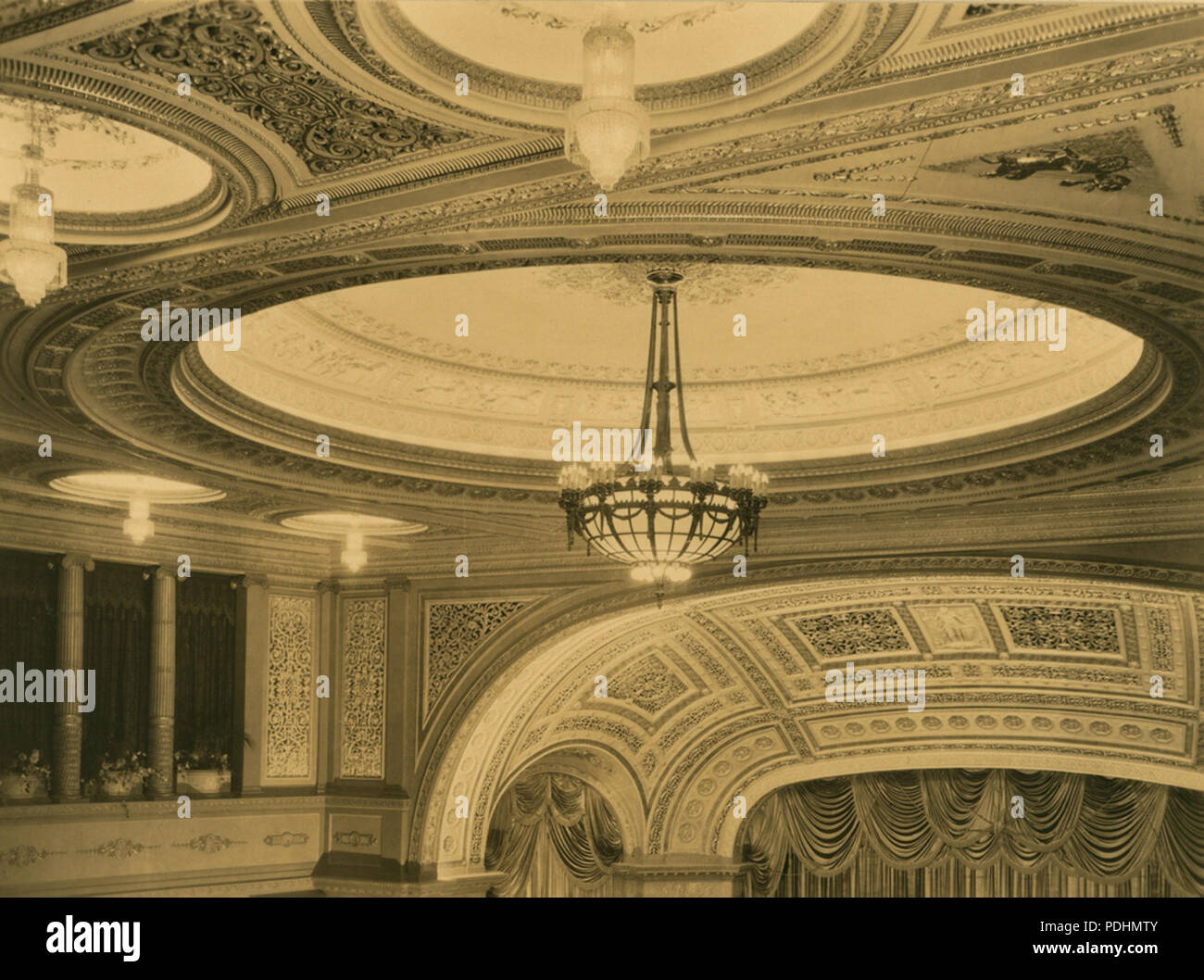 82 auditorium principale soffitto del Regent Theatre di Melbourne, 1929 (4773152925) Foto Stock