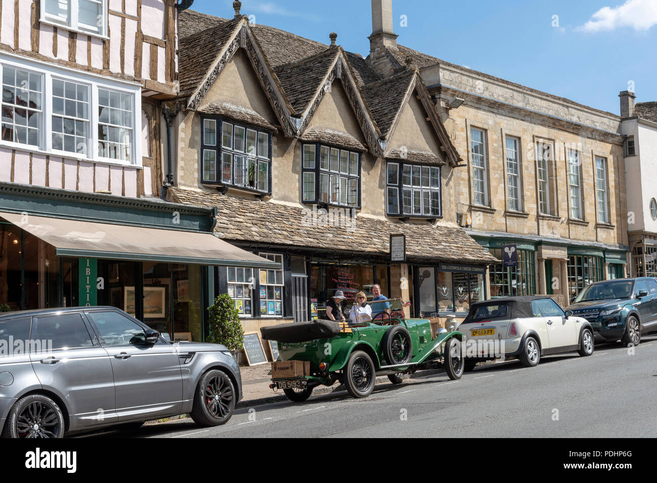 Oxfordshire città di Burford, Inghilterra, Regno Unito. Popolare attrazione turistica vicino a Cotswolds. Vintage Alvis autovettura con auto moderne sui principali stre Foto Stock