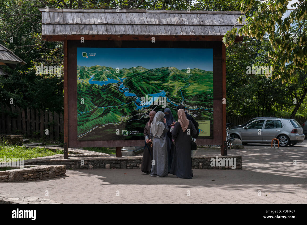 Croazia: le donne musulmane all'entrata del Parco Nazionale dei Laghi di Plitvice, uno dei più antichi parchi di Stato alla frontiera per la Bosnia ed Erzegovina Foto Stock