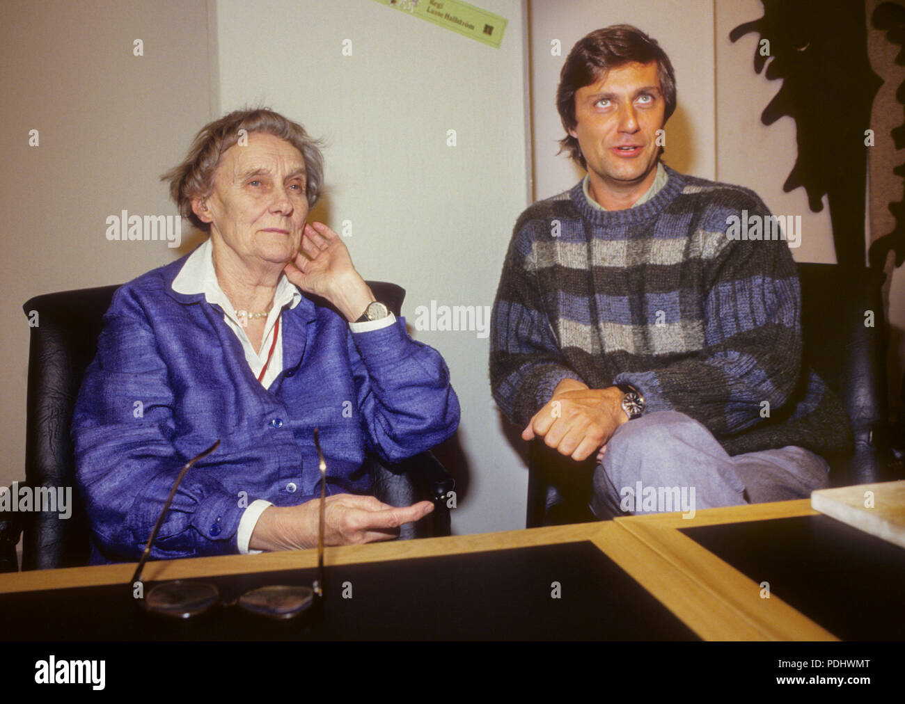 ASTRID LINDGREN autore insieme con il regista Lasse Hallström durante le riprese del film i bambini del villaggio di rumorosi1986 Foto Stock