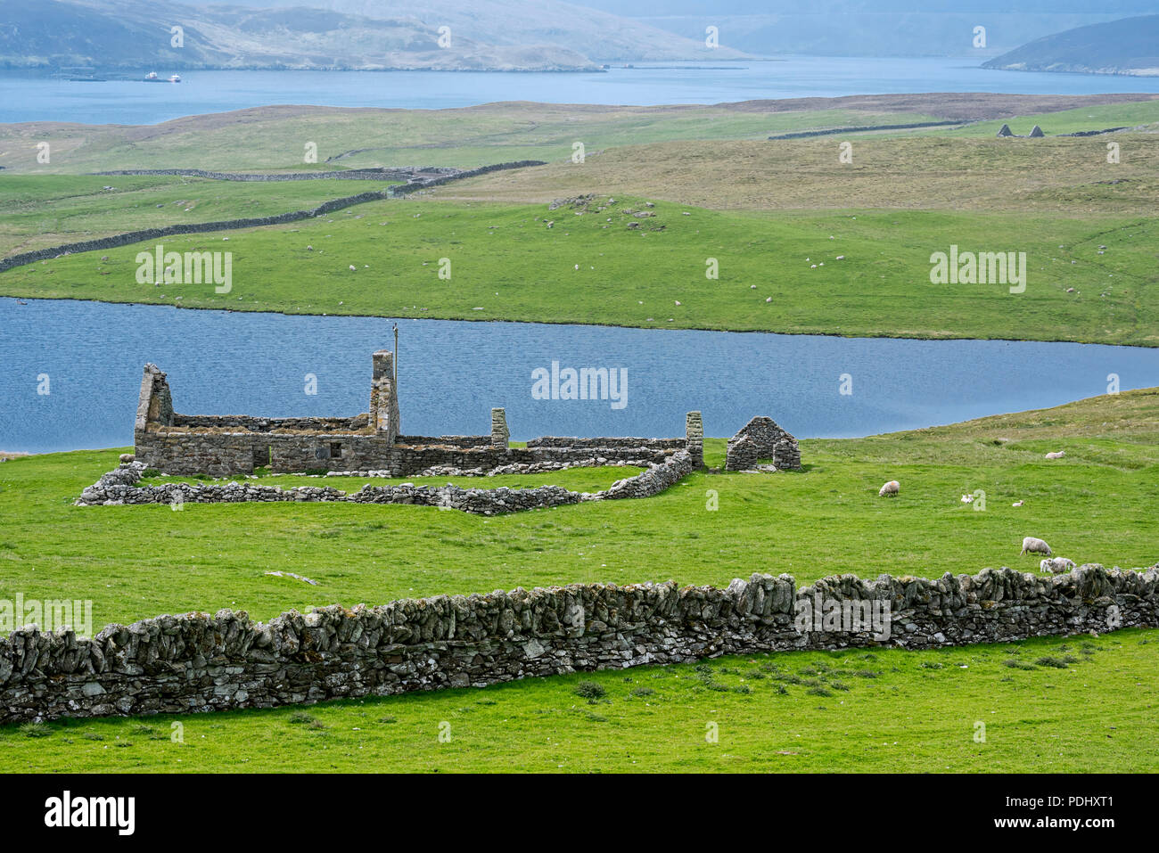 Resti di Croft, abbandonato durante i Giochi delle Highland, isole Shetland, Scotland, Regno Unito Foto Stock