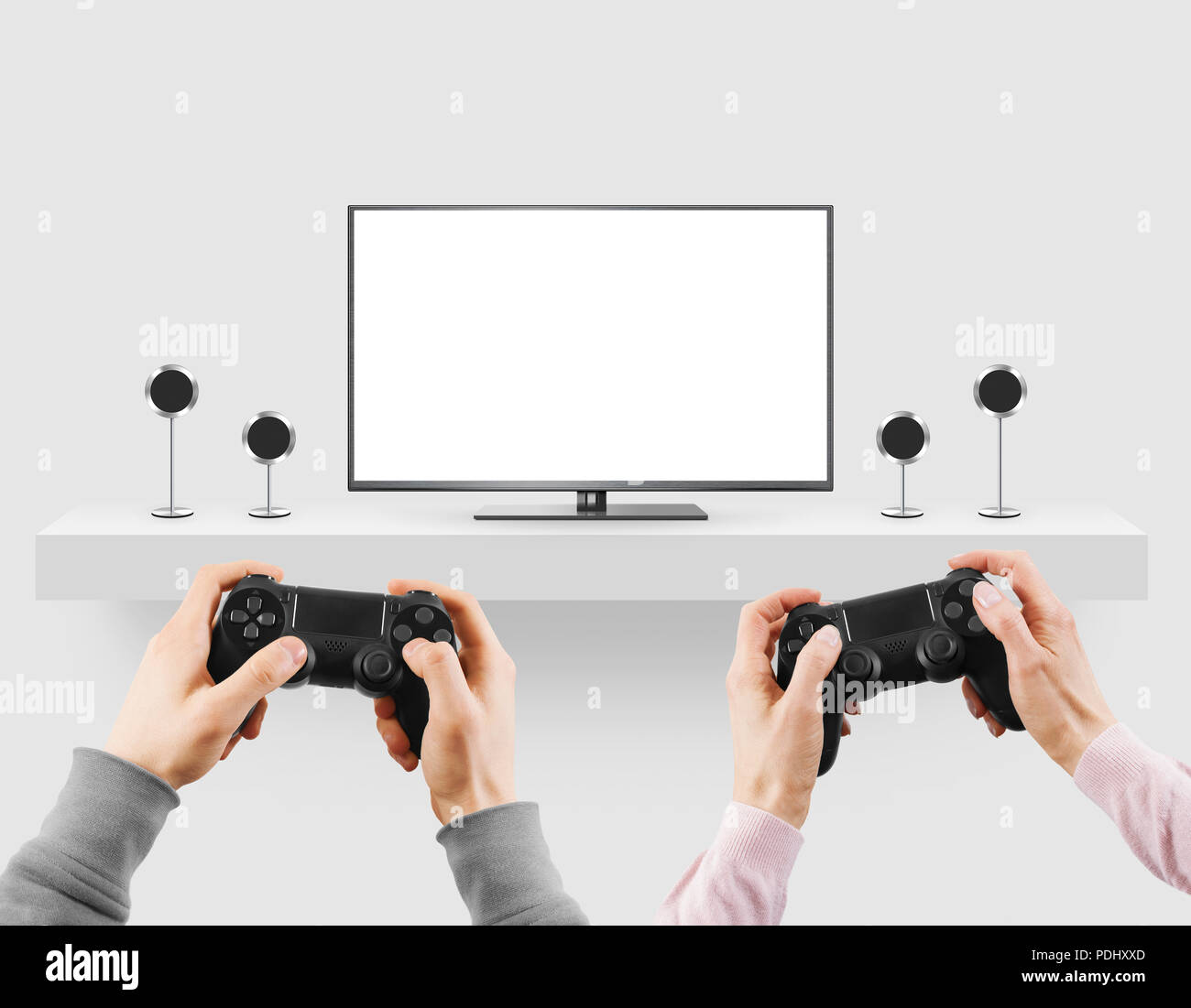 Man tenere il gamepad in mani di fronte a vuoto sullo schermo tv mock up del gioco. Clear monitor mockup con gamer prima persona. Foto Stock