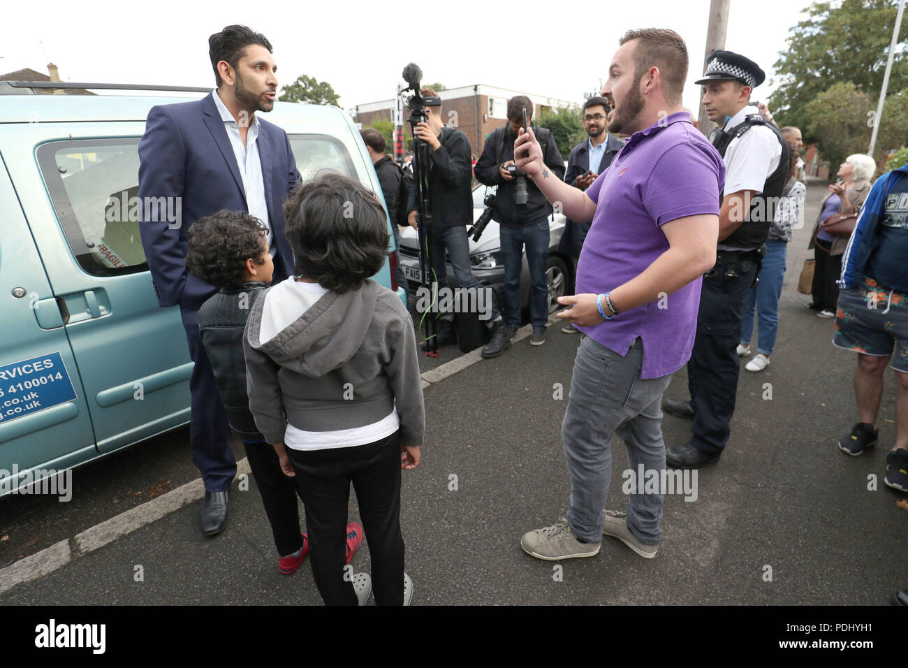 Le persone con opinioni opposte hanno una discussione di fronte a Uxbridge di Boris Johnson e South Ruislip Conservative Office su Harefield Road a Uxbridge. Foto Stock