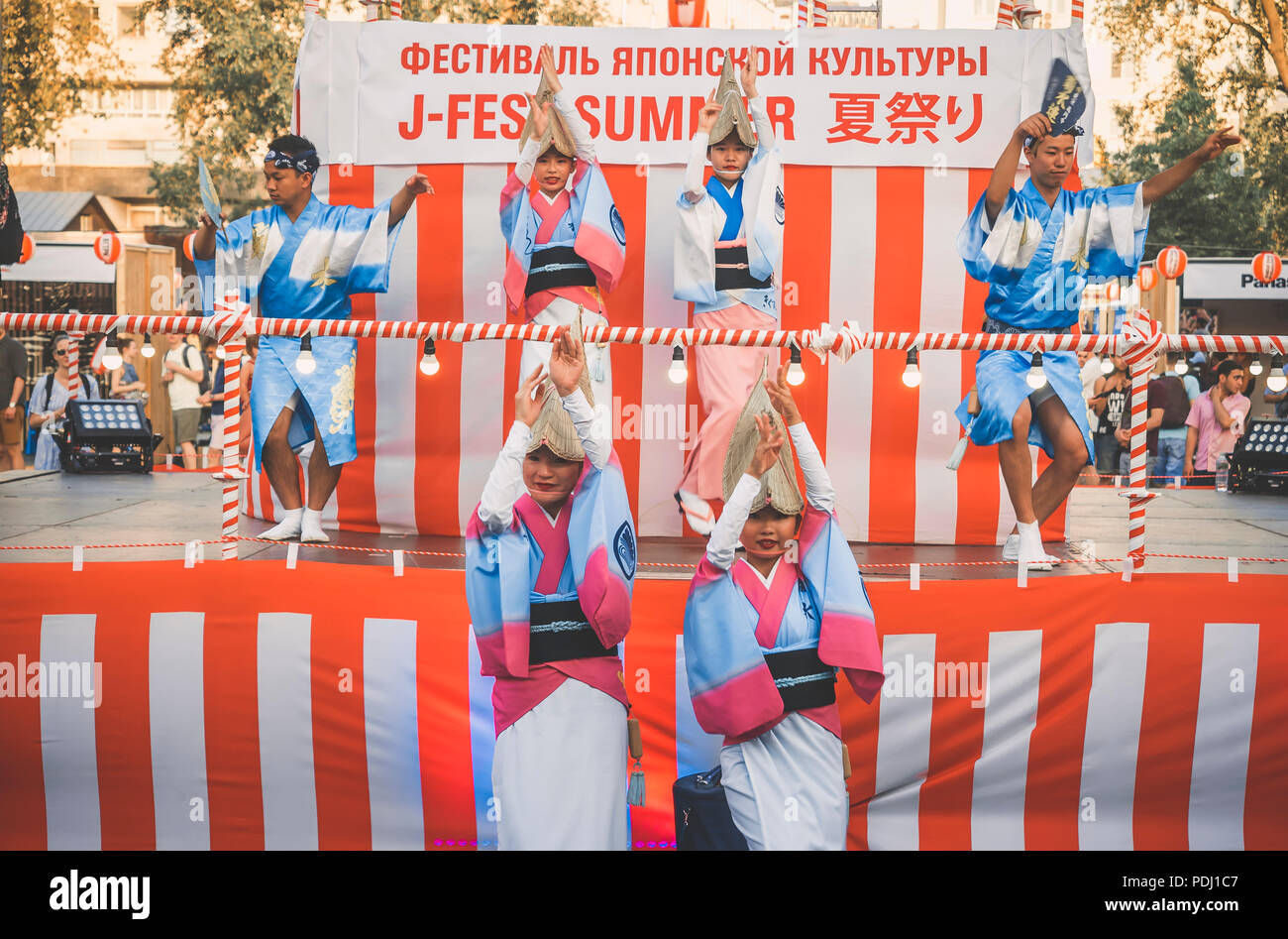 Mosca, Russia - Agosto 09, 2018: Tradizionale japenese Awa Dance. Ballerini eseguono le Bon danza di odori durante il summer festival giapponese celebrazioni Foto Stock