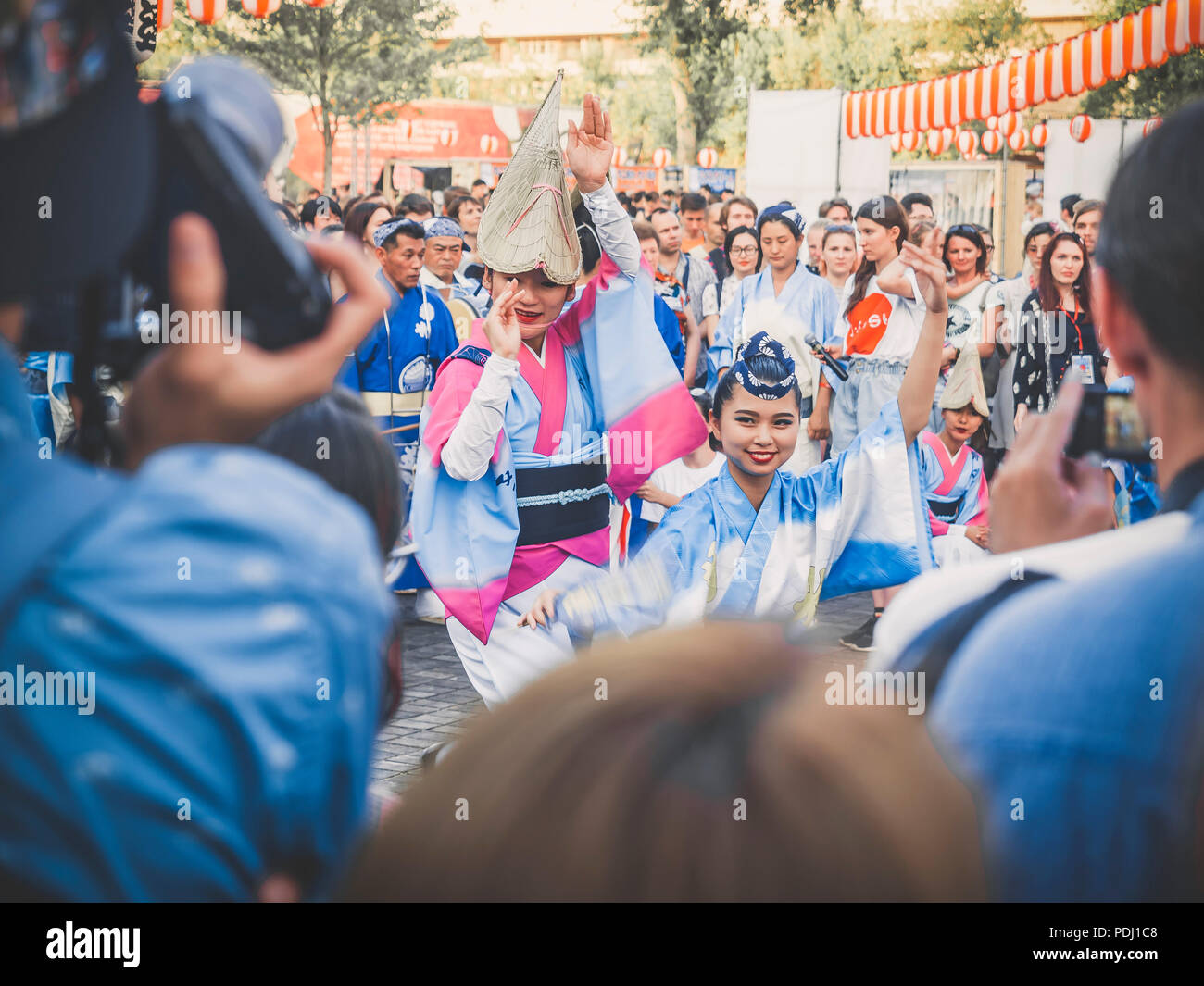 Mosca, Russia - Agosto 09, 2018: Tradizionale japenese Awa Dance. Ballerini eseguono le Bon danza di odori durante il summer festival giapponese celebrazioni Foto Stock
