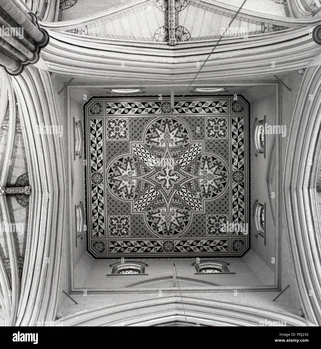 Anni sessanta, intricati murali modellato sul soffitto all'interno della Chiesa reale, l'Abbazia di Westminster, Londra, Inghilterra, Regno Unito, fondata dai monaci benedettini nel 960 d.c. Foto Stock