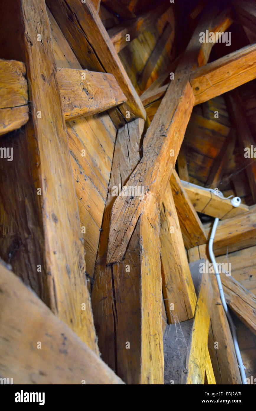 Incorniciatura di legno del gotico impressionante struttura di copertura del XIV secolo di Praga vecchia torre del ponte sopra il ponte di Carlo, Praga, Repubblica Ceca Foto Stock