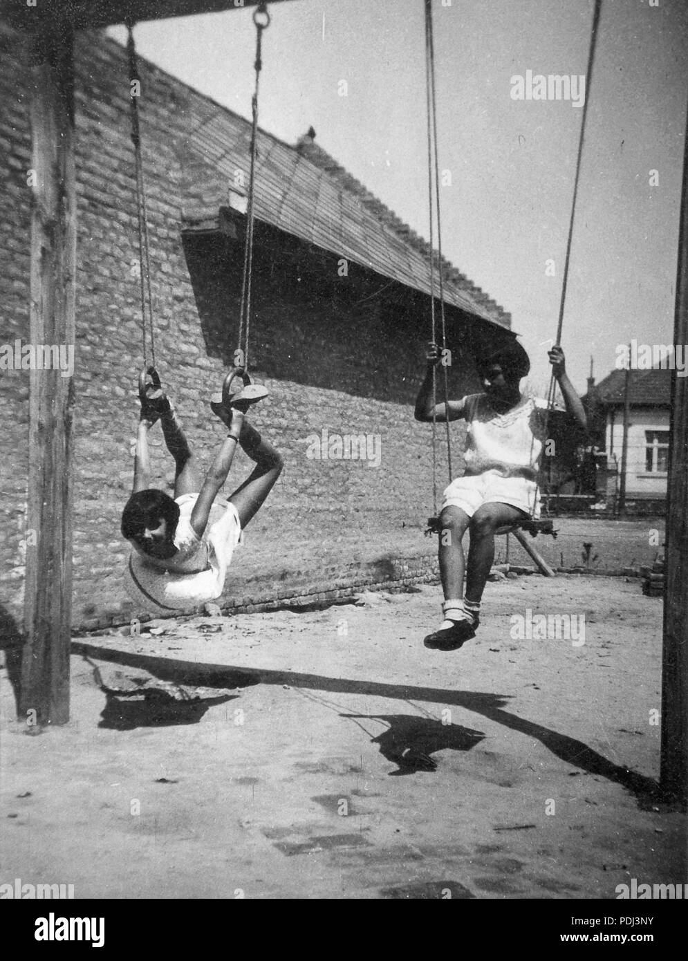 349 Swing, ragazza, esercizio, attrezzature per esercizi, estate, tempo libero, cortile, feat Fortepan 6017 Foto Stock