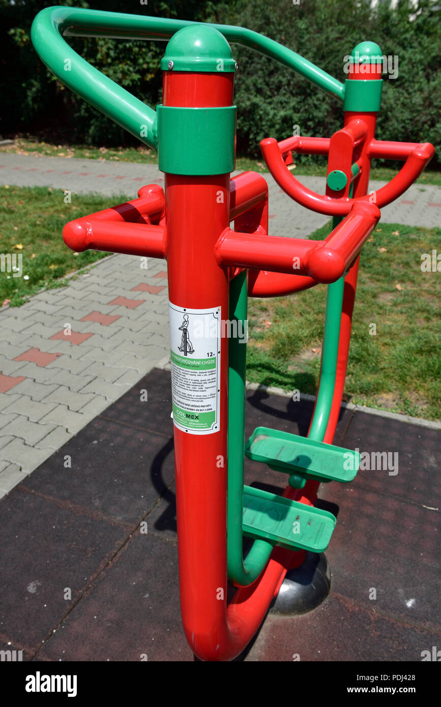Una macchina ginnica Outdoor esercizio pubblico attrezzature per anziani nel parco, 'Sport park pro seniory', Praga, Repubblica Ceca Foto Stock