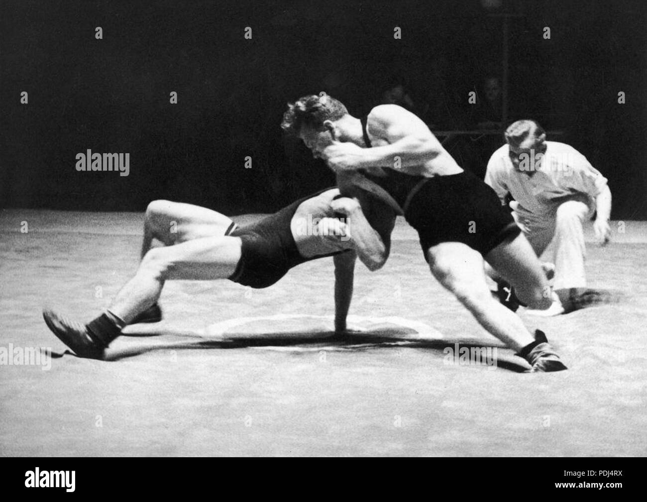 372 Voldemar Roolaan e Arvi Pikkusaari wrestling Foto Stock