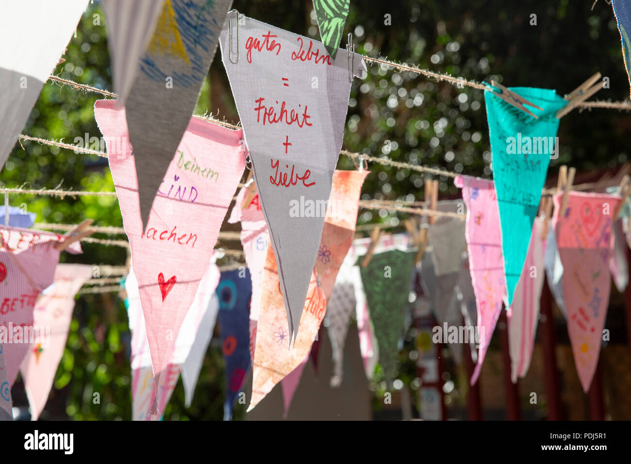 Giorno della buona vita: piccole bandierine colorate con i desideri della gente che li impiccato Foto Stock