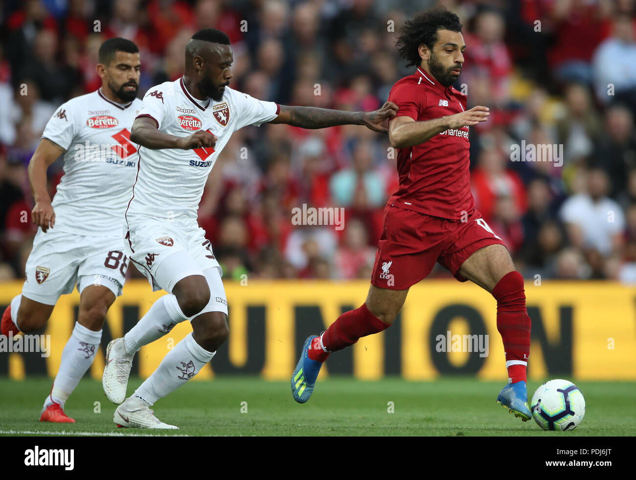 Liverpool è Mohamed Salah è inseguito da Torino (sinistra-destra) Nicolas N'Koulou e Armando Izzo durante la pre-stagione partita ad Anfield, Liverpool. Foto Stock