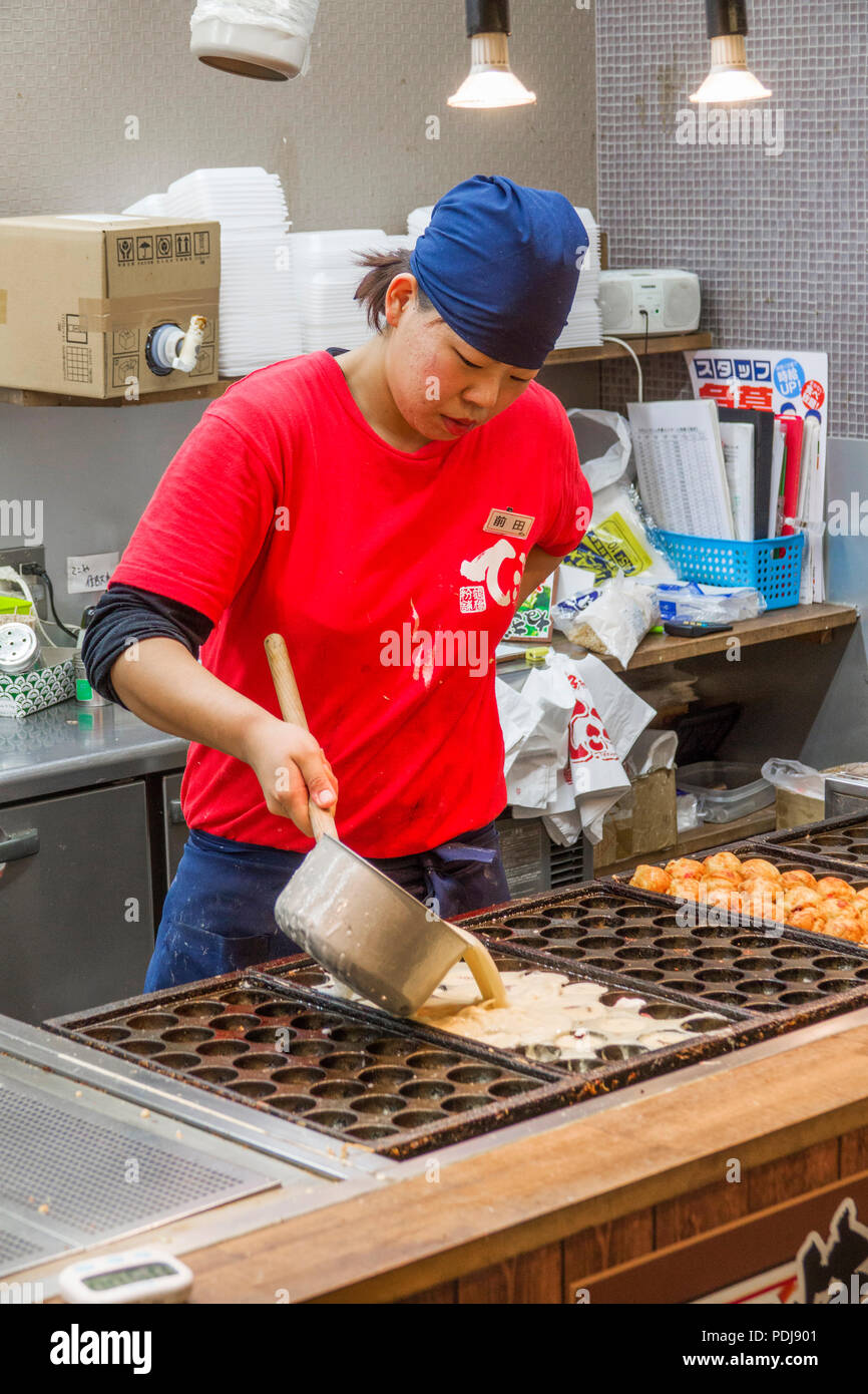 Il fast food lavoratore prepara il piatto per la vendita come i clienti guarda Osaka in Giappone Asia Foto Stock