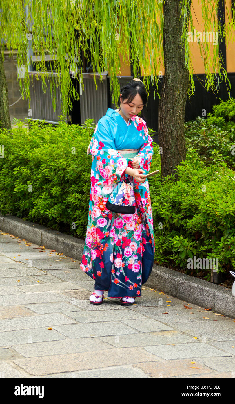 Donna Giapponese in kimono tradizionali che posano per una foto selfie a Kyoto in Giappone Foto Stock