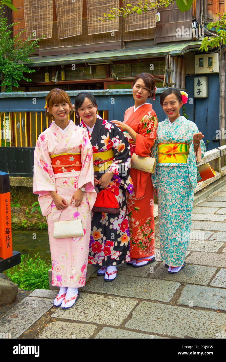 Le donne giapponesi in kimono posano per una foto di kyoto Asia Giappone Foto Stock