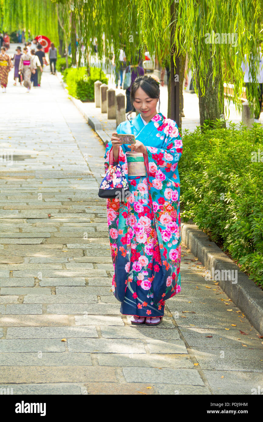 Donna Giapponese in kimono tradizionali che posano per una foto selfie a Kyoto in Giappone Foto Stock