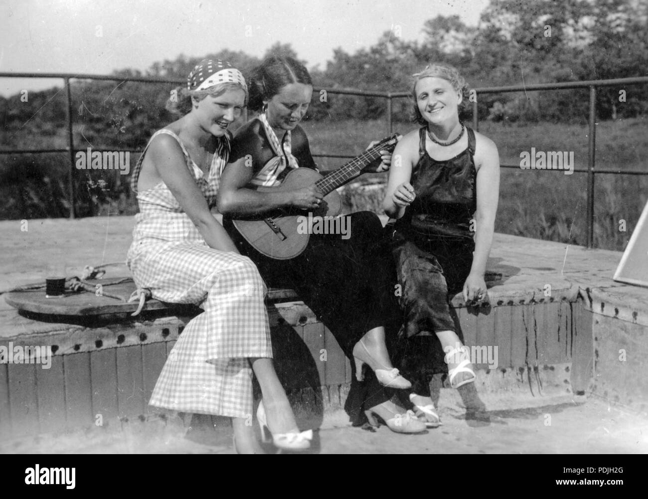 353 Tableau, donne, estate, strumento musicale, musicista, sorriso, chitarra Fortepan 18523 Foto Stock