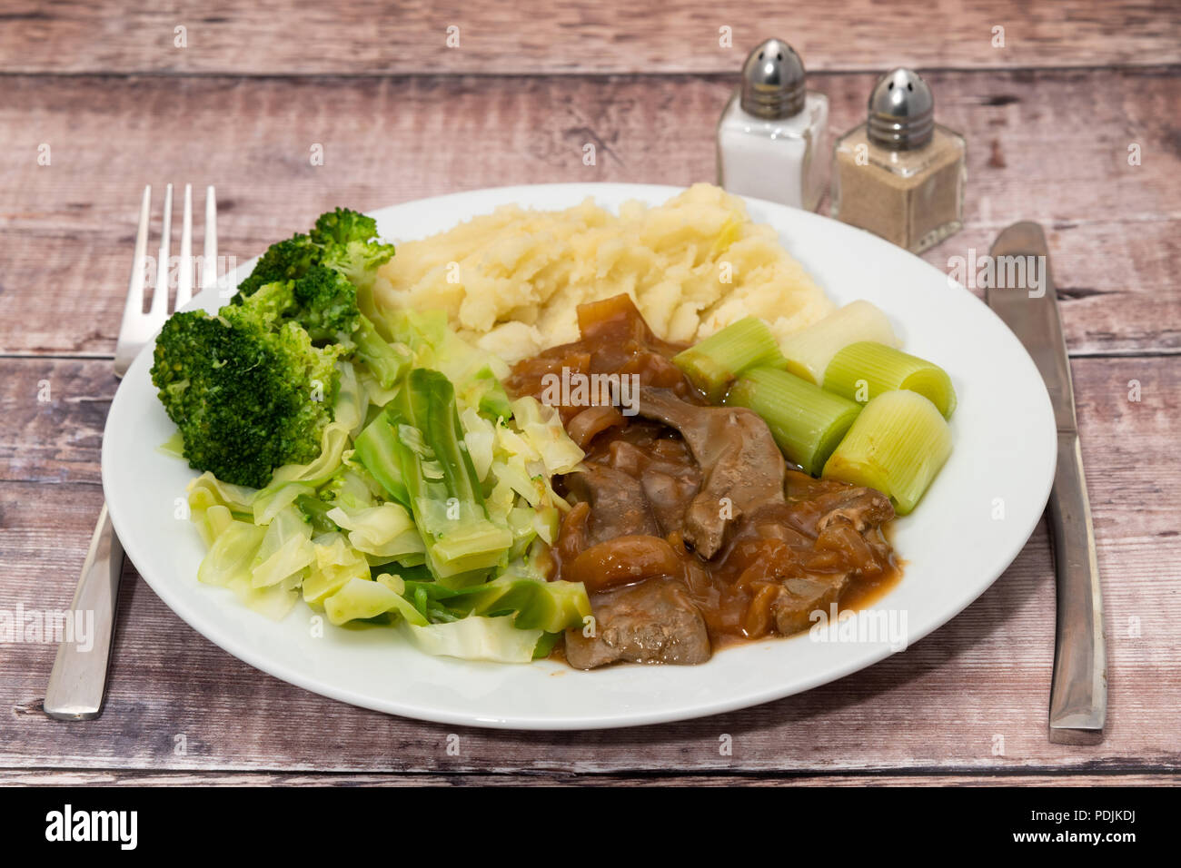 Una cena a base di fegato e cipolle con purè di patate e verdure Foto Stock