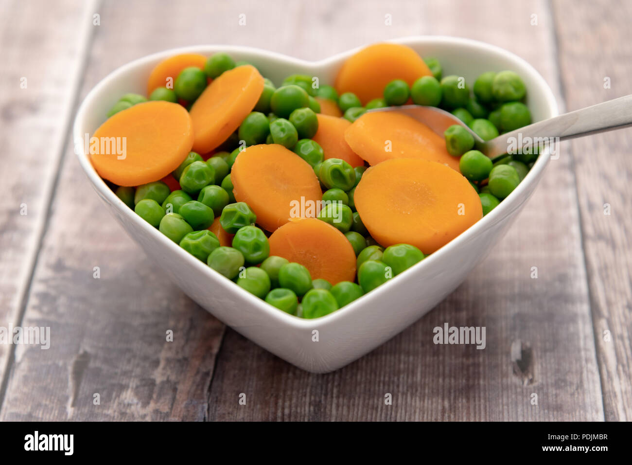 Ciotola di piselli e carote Foto Stock