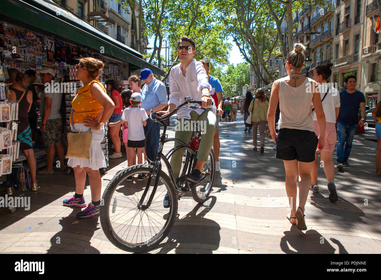 Las Ramblas la famosa strada nel centro di Barcellona, in Catalogna, Spagna nel luglio del periodo estivo Foto Stock
