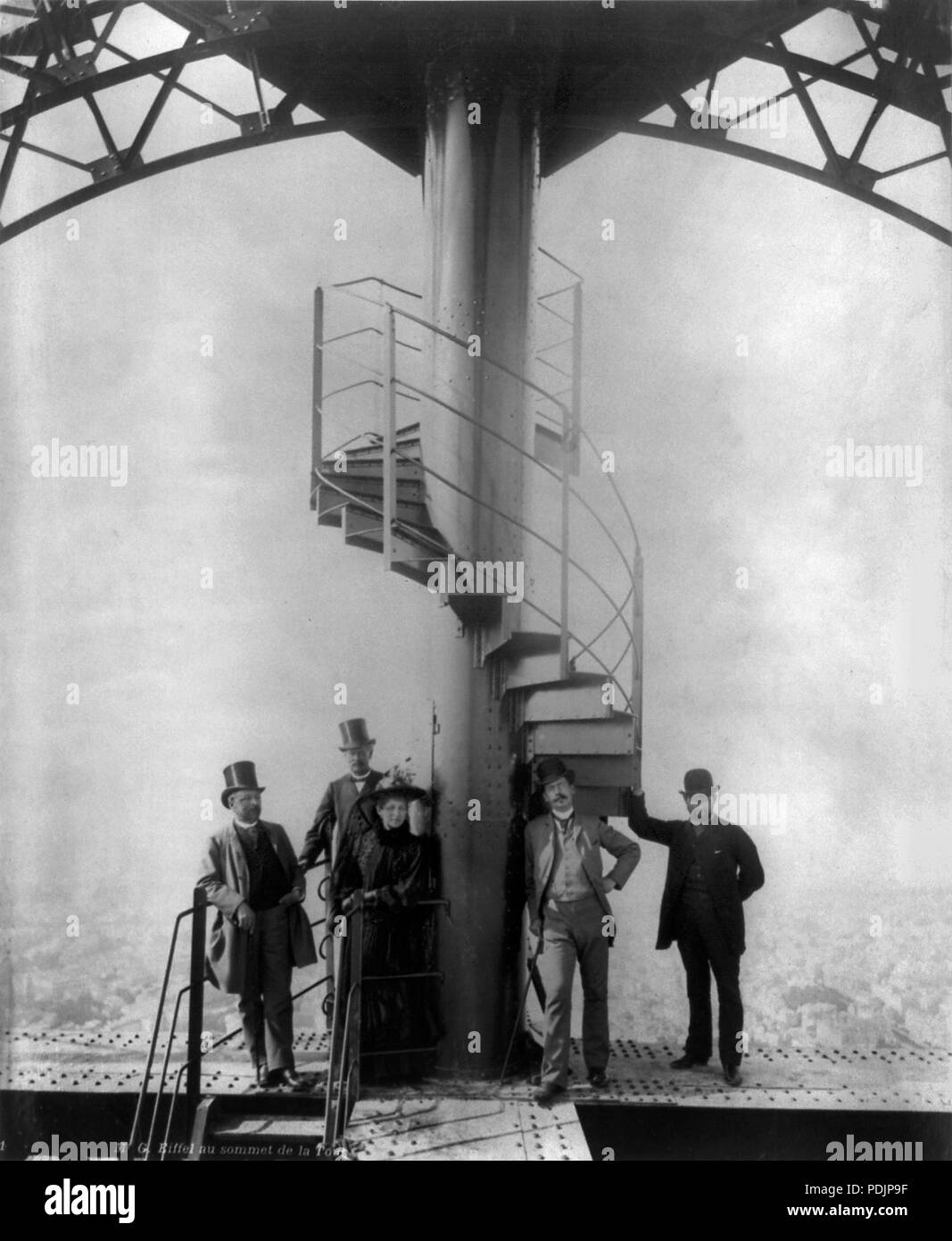 147 Gustave Eiffel e quattro altre persone al vertice della Torre Eiffel, 1889 Foto Stock