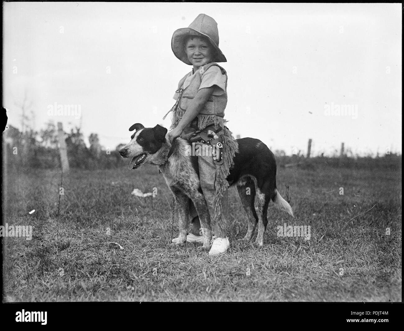 27 Boy in vestito da cowboy a cavallo di un cane da il Powerhouse Museum Foto Stock