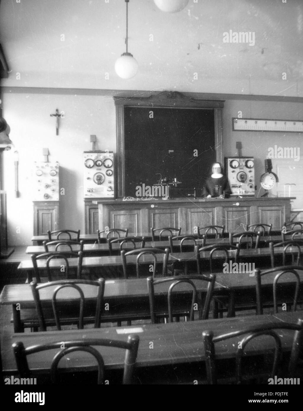 9 Villányi út (Szt. Imre herceg útja 5-7). Szent Margit Gimnázium, fizikai és előadó munkaterem. Fortepan 4769] Foto Stock