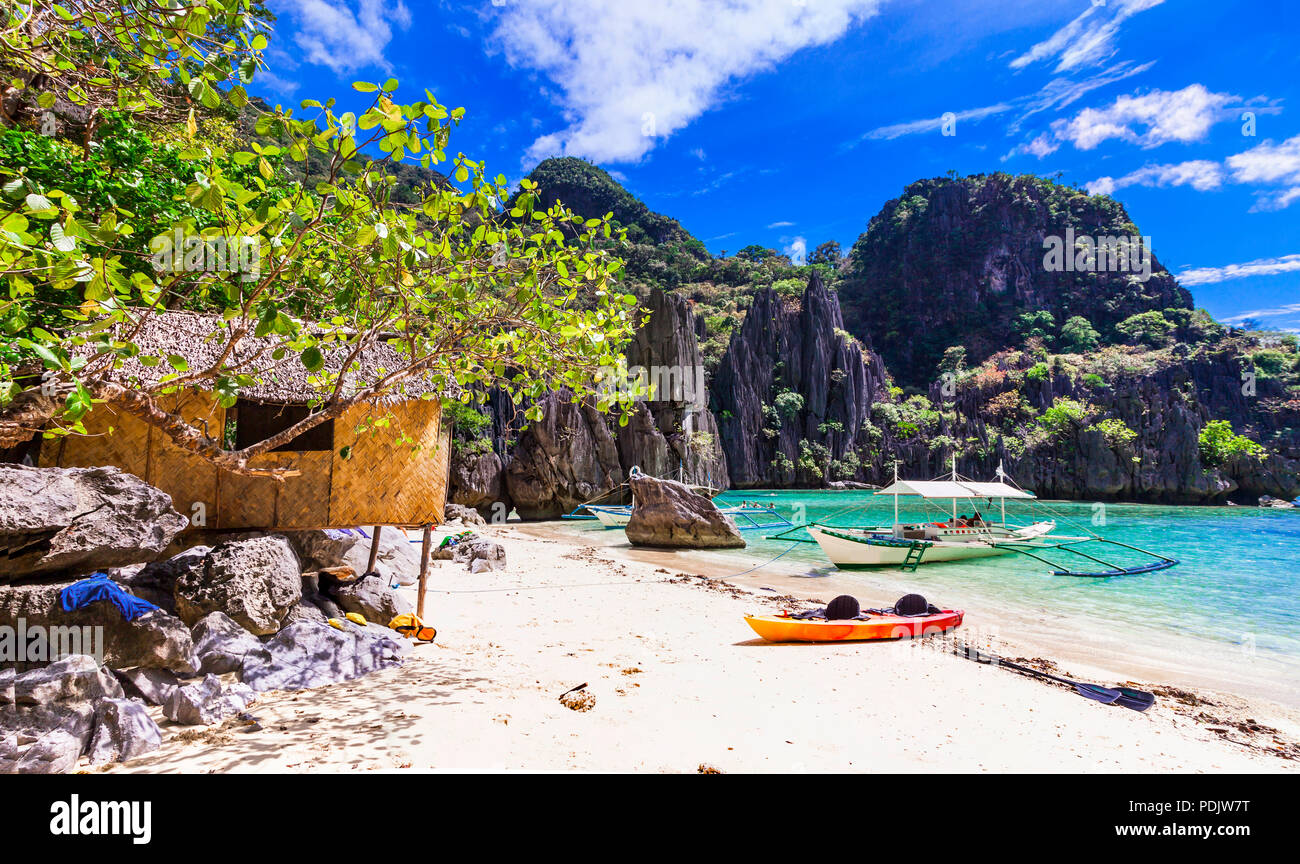 Bellissima spiaggia con barca tradizionale,Palawan,El Nido,Filippine. Foto Stock