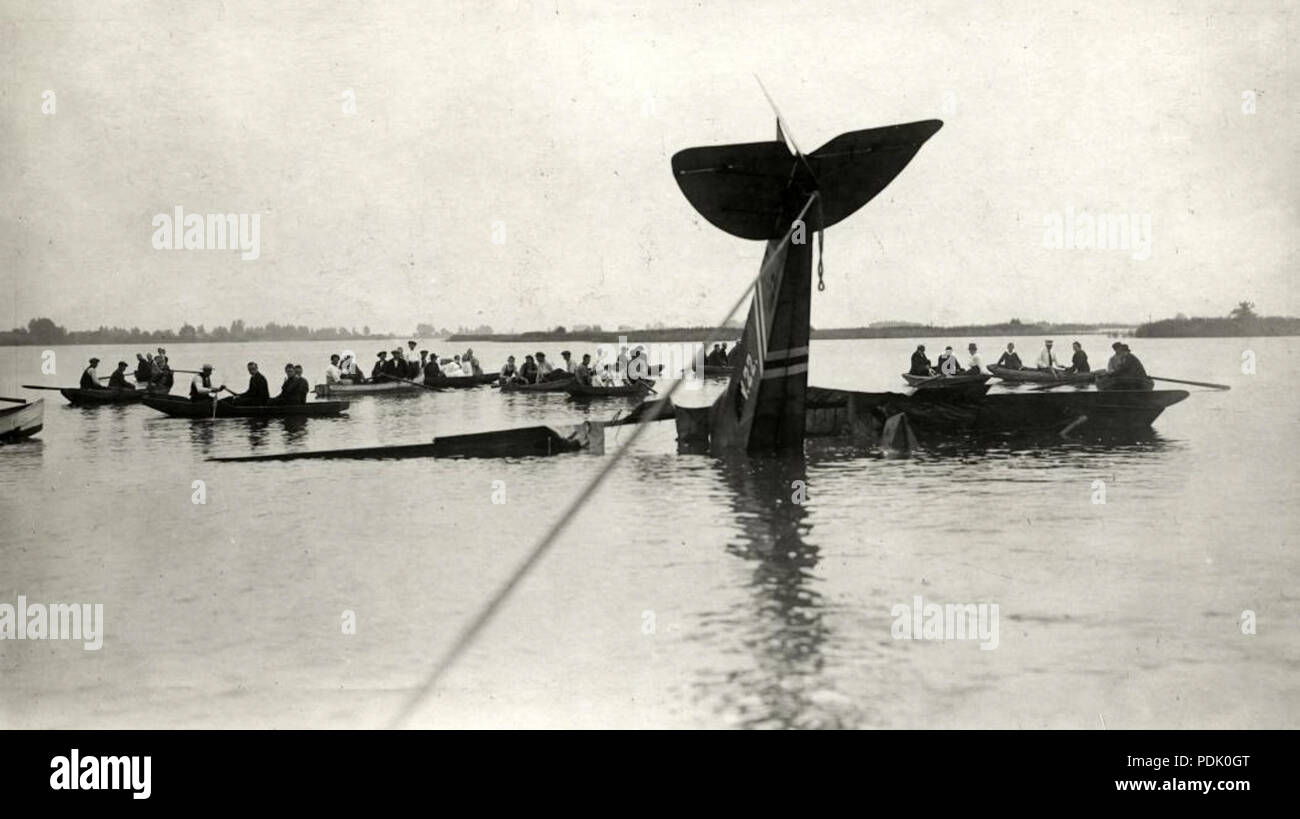 Noodlandingen. Watervliegtuig staat na noodlanding op zijn kop in het acqua van de Rijswijkse plas porta omringd een tiental roeiboten. Gouda Nederland, 1919. 243 Noodlanding watervliegtuig atterraggio di emergenza piano dell'acqua Foto Stock
